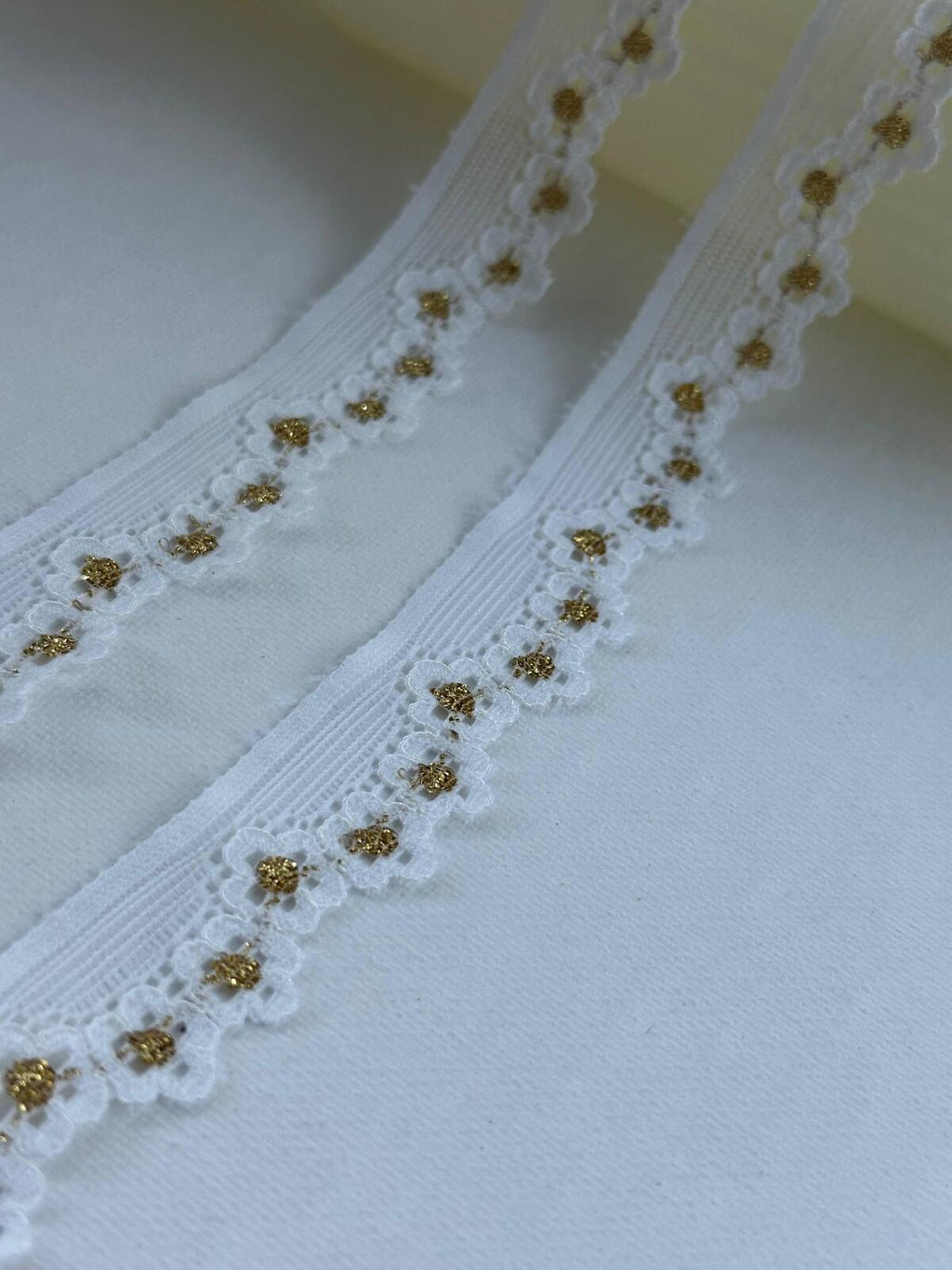 10Yds Stretch 0.9" White Gold Metallic Floral Scalloped Stretch Lace Wholesale