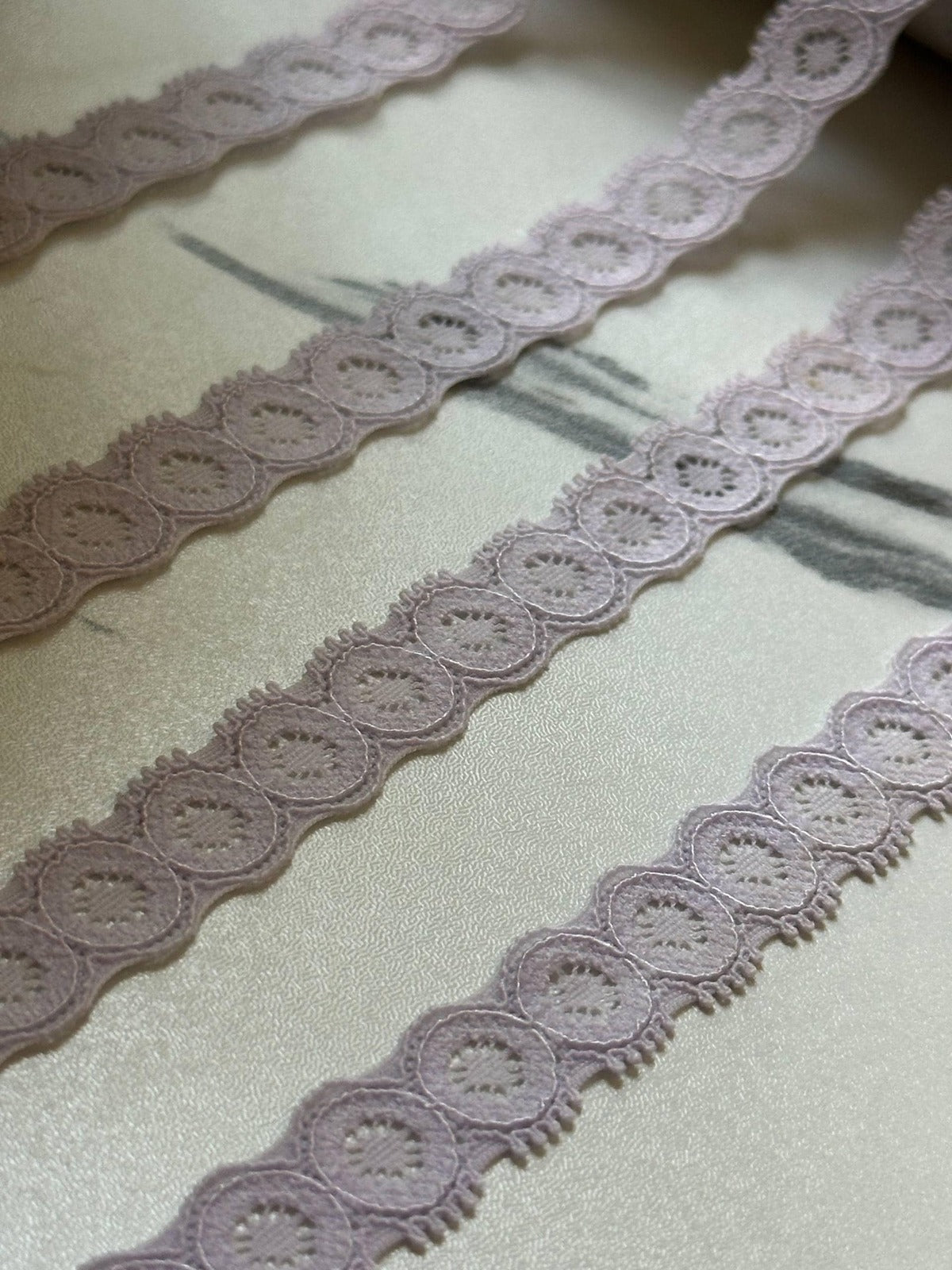 10yds Soft Lilac Lavender Round Circle Daisy Stretch Eyelash Lace Trim by the Yard, Narrow Scalloped Elastic Ribbon, 0.5", Retail Wholesale